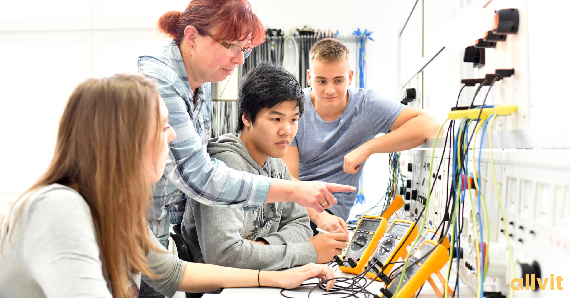 Yrkesfaglærer underviser elevene sine. Foto.
