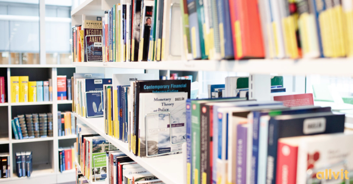 Bokhylle med bøker. Foto.