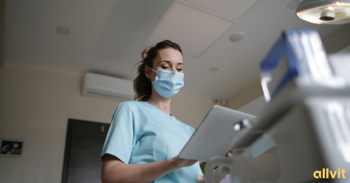 Sykepleier på jobb. Foto.