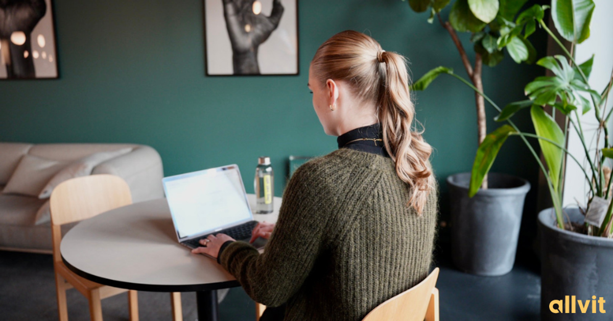 Jente som studerer i fellesområde. Foto.