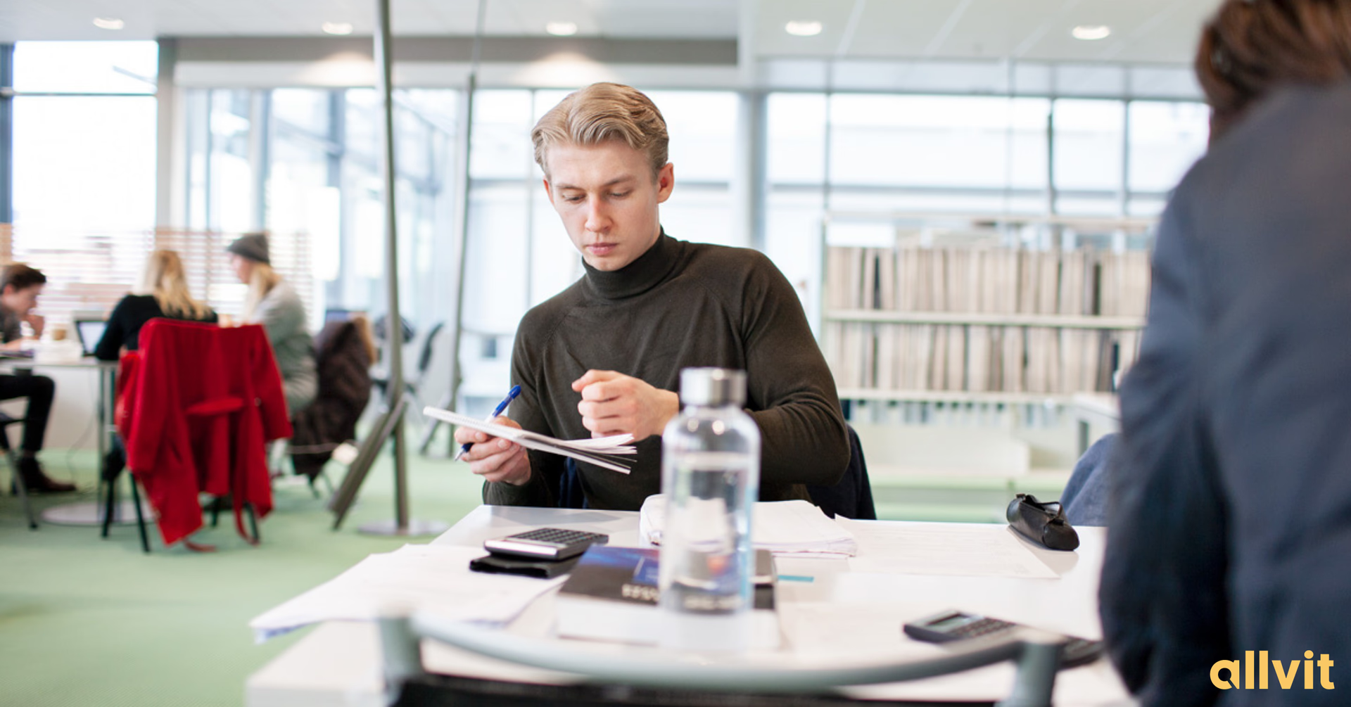 Gutt som studerer på universitetet. Foto.