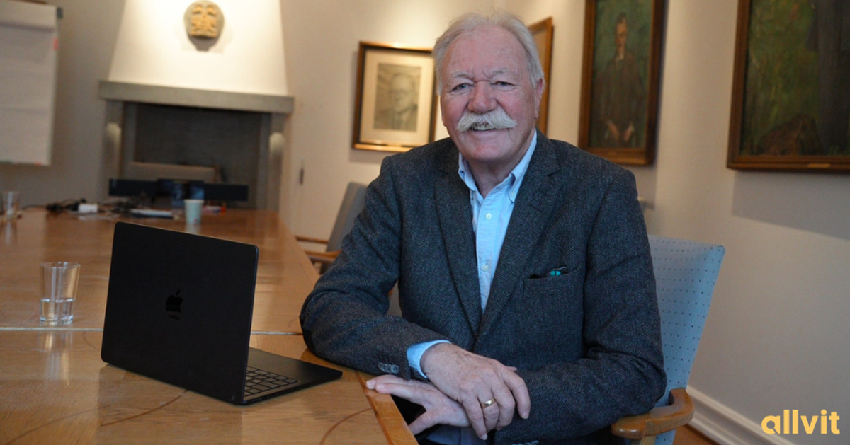 Forfatter Aage Rognsaa sitter ved sin PC. Foto.