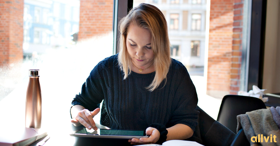 Jente som bruker iPad. Foto. 