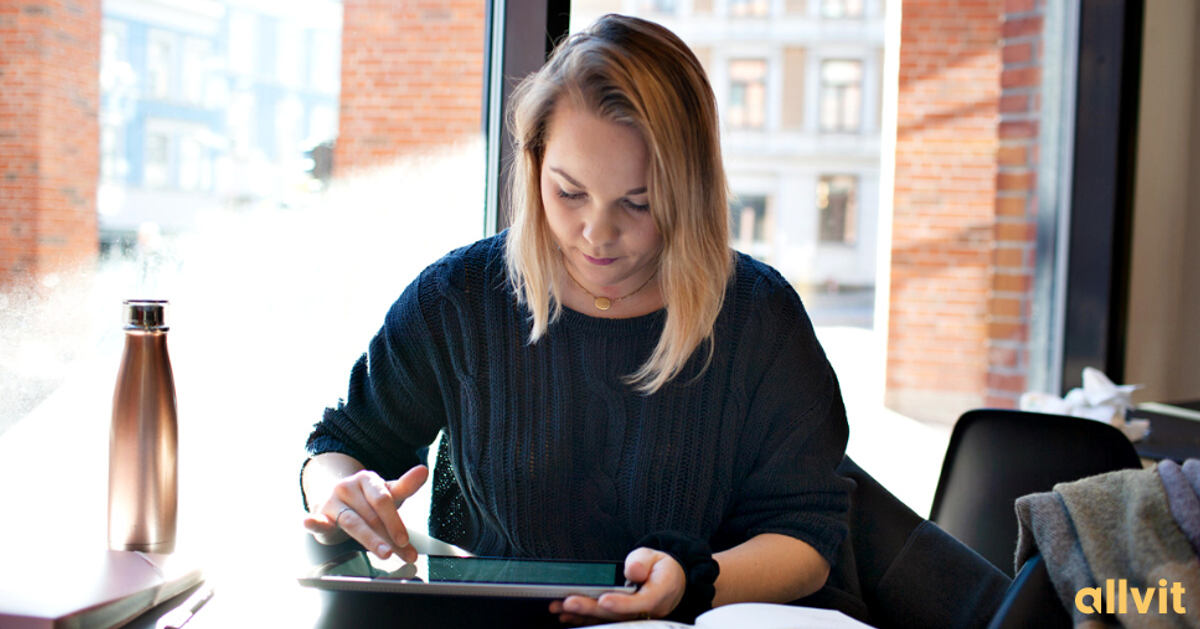 Jente som bruker iPad. Foto.