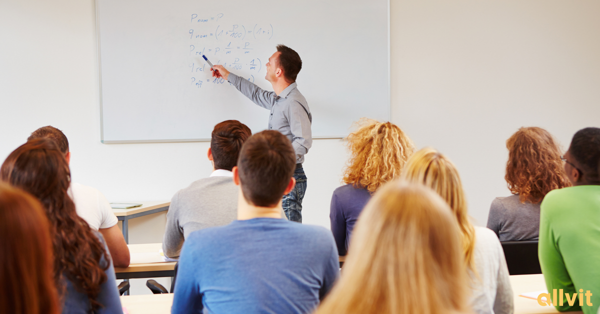 Lærer som underviser elever. Foto.