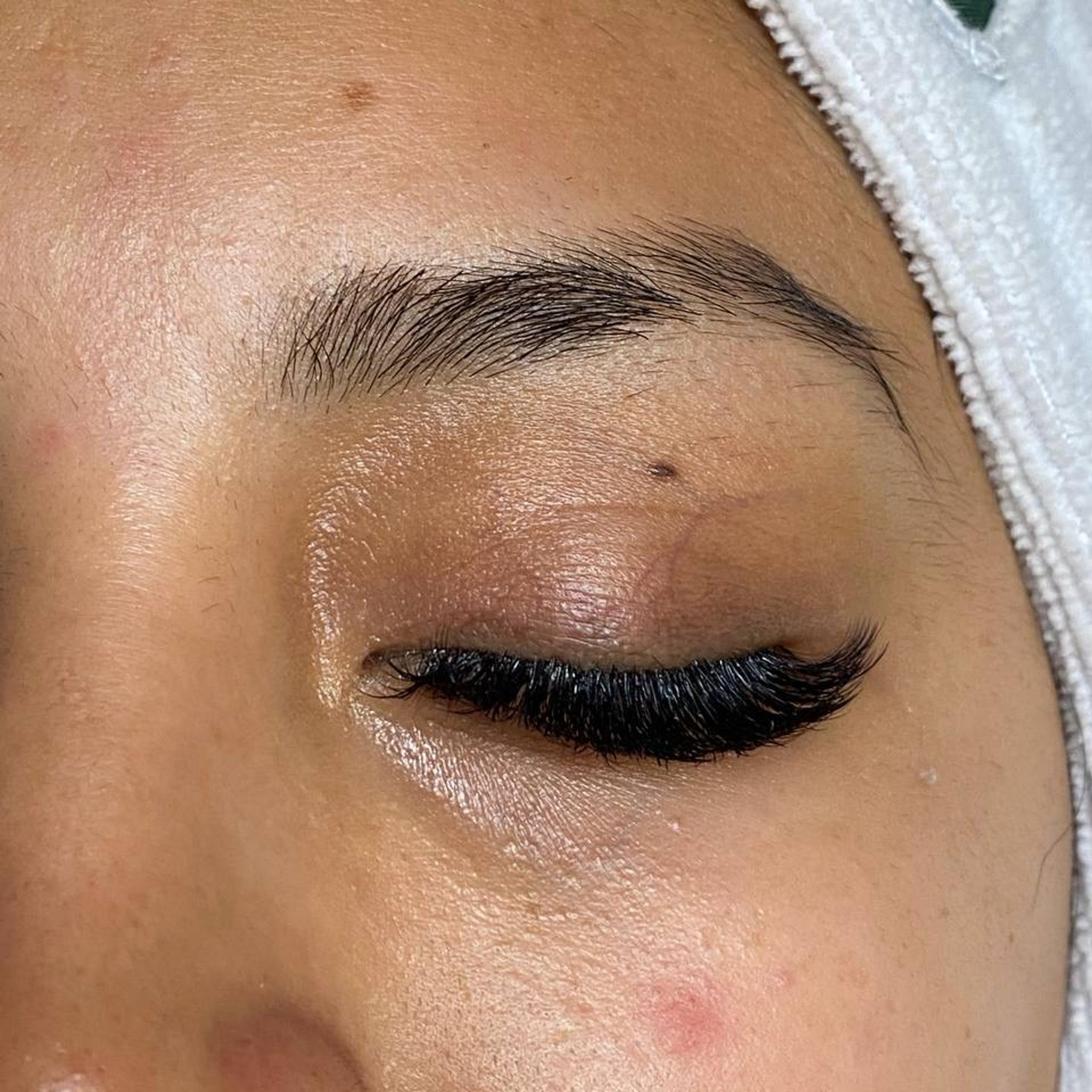 Closed eye with natural eyebrows before lash lamination service