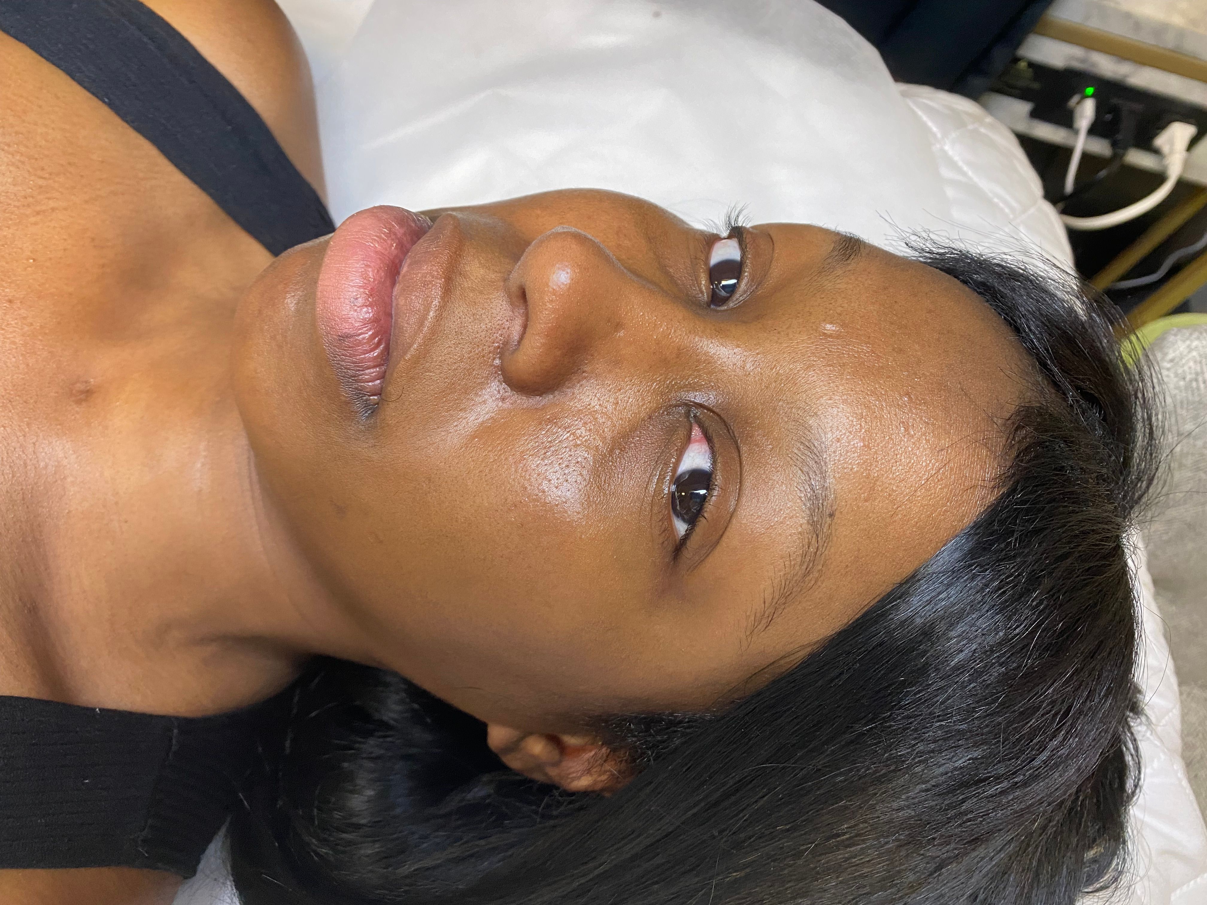 Client with natural lashes before eyelash extensions