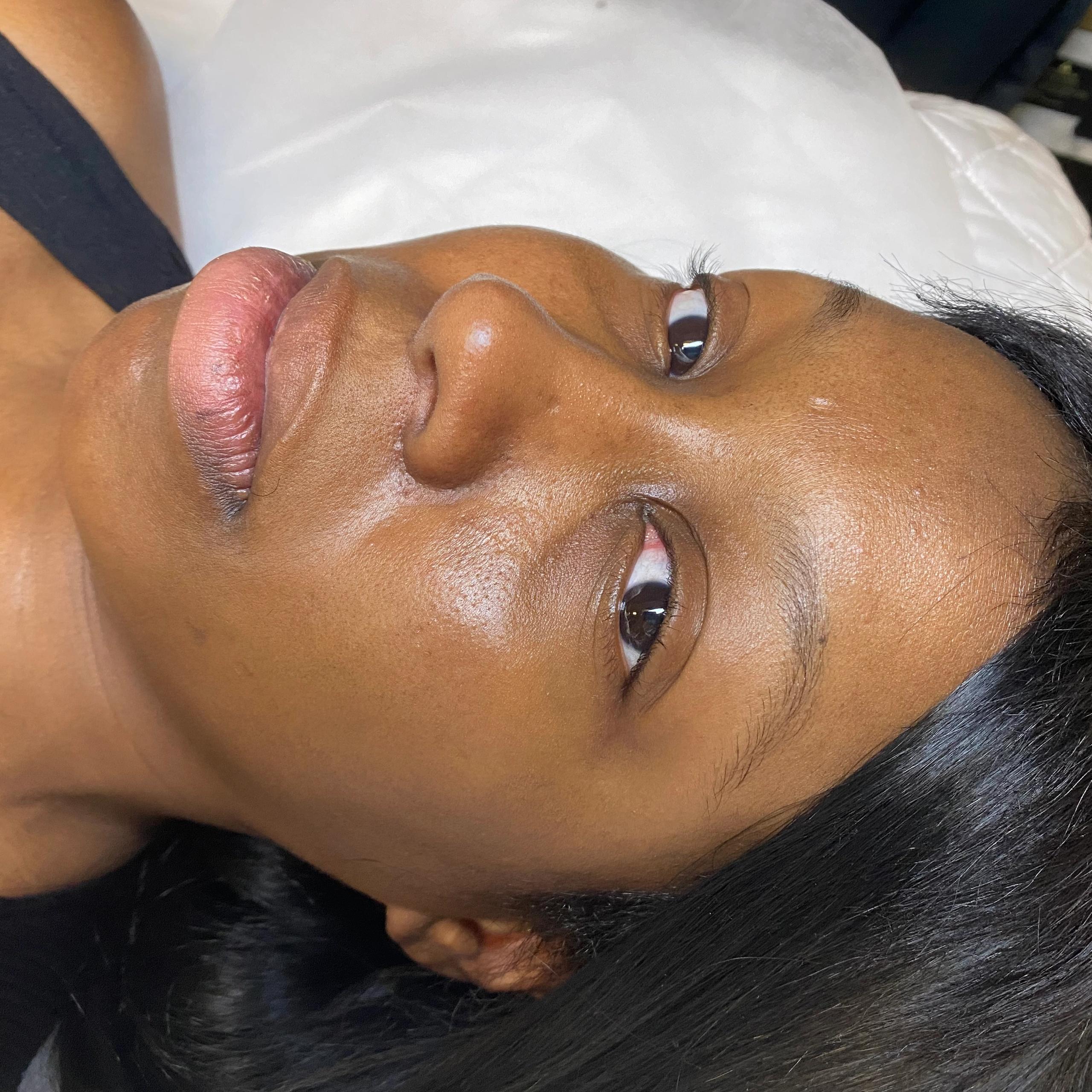 Client with natural lashes before eyelash extensions