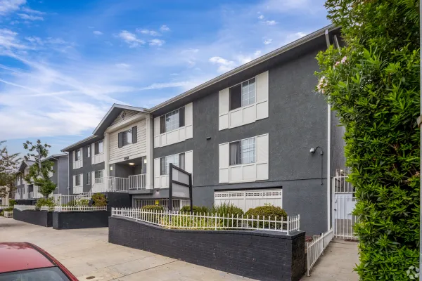 6643 Haskell Ave.