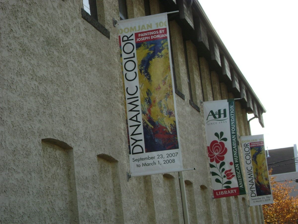 Dynamic color banner