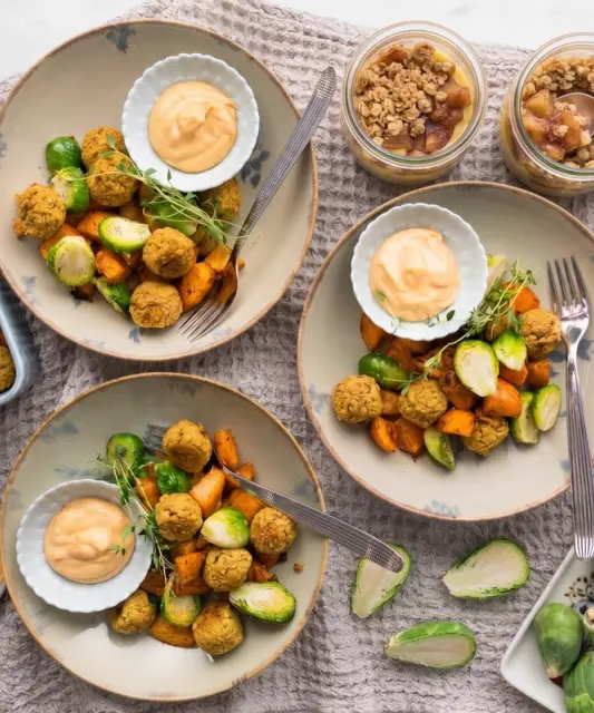 Falafel s batáty, růžičkovou kapustou a uzenou majonézou & dezert à la apple crumble