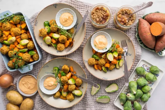 Falafel s batáty, růžičkovou kapustou a uzenou majonézou & dezert à la apple crumble