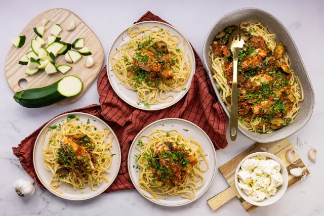 Uunissa haudutettu mozzarellabroileri & pastaa