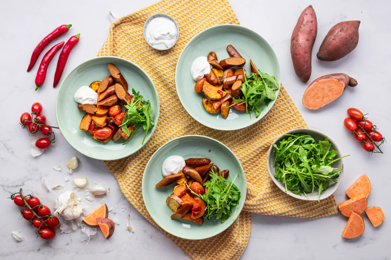 Pečené batáty s veganskou klobásou, cherry rajčaty a rukolou