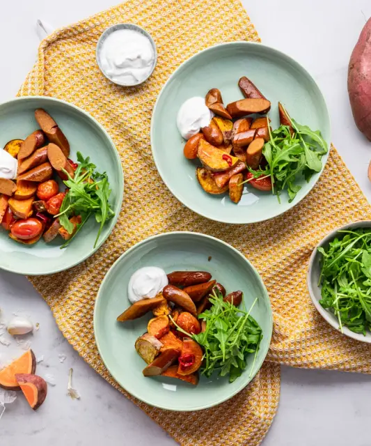 Pečené batáty s veganskou klobásou, cherry rajčaty a rukolou