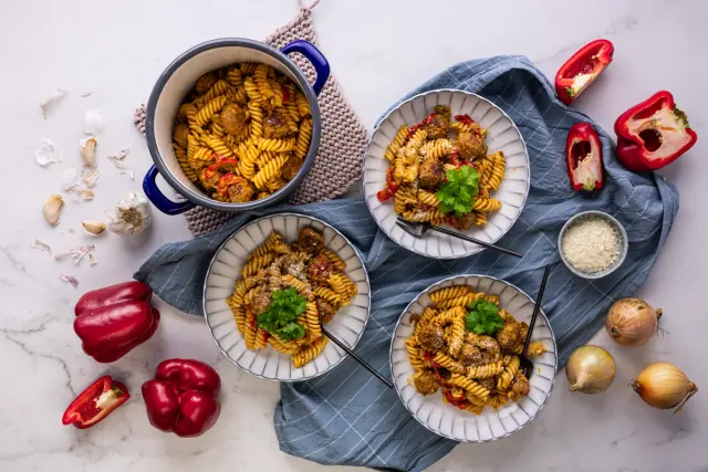 Kermainen pasta possun lihapullilla & parmesanjuustoa