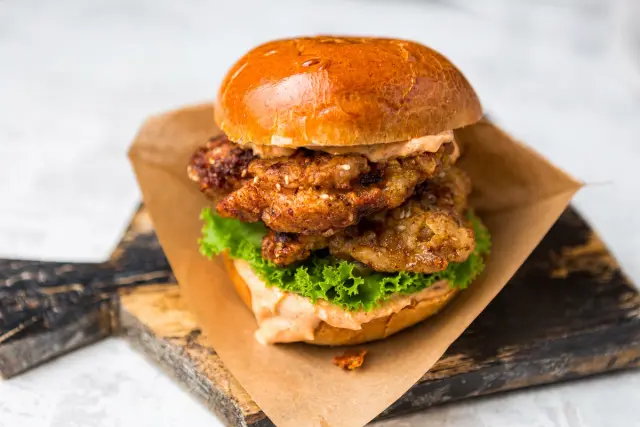 Koreapärane kanaburger kimchiga
