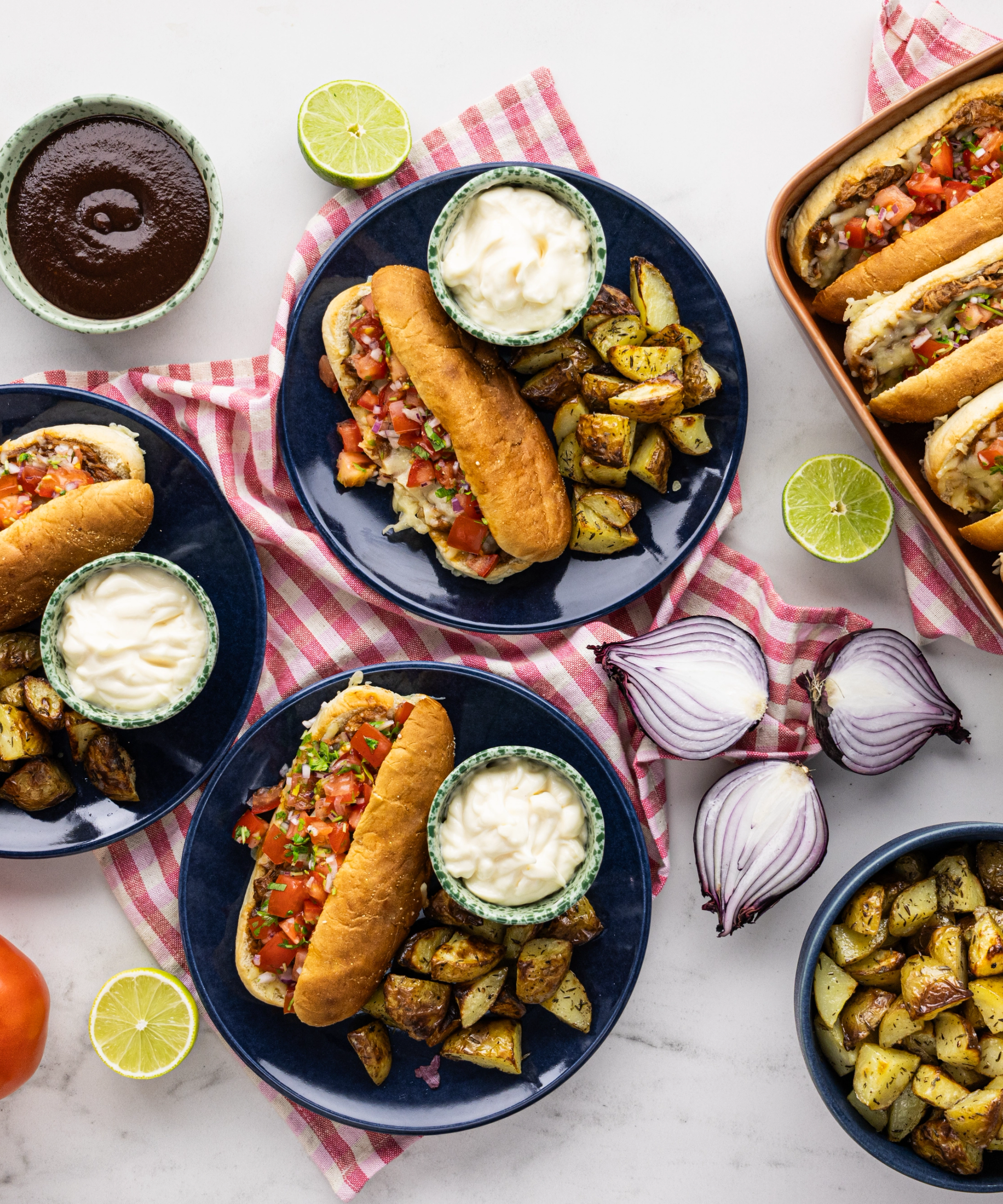 Rebitud kana hotdogid cheddari juustu ja röstitud kartulitega