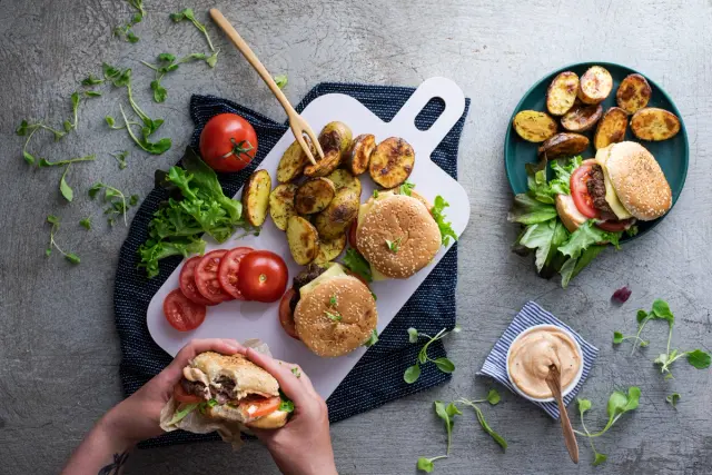 Ruokaboksin juustoburgerit & paahdettuja lohkoperunoita