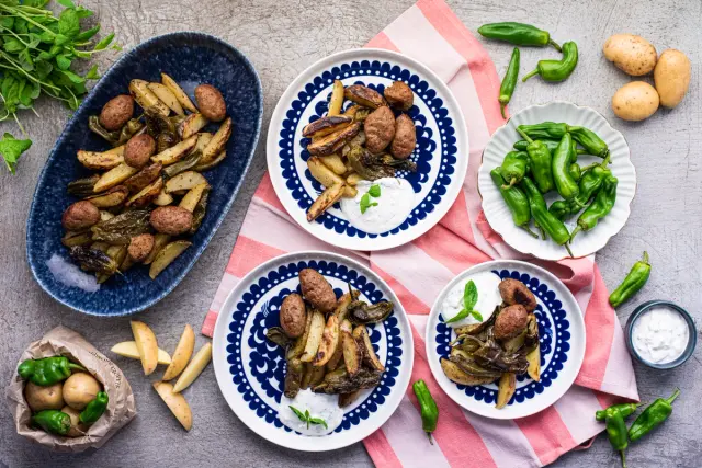 Paahdetut karitsa-possukebakot, padron-paprikoita & dippiä