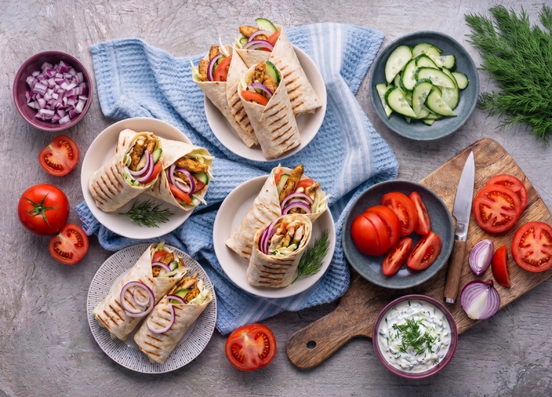 Wrapy s kuřecím gyrosem, koprovým tzatziki dipem a čerstvou zeleninou