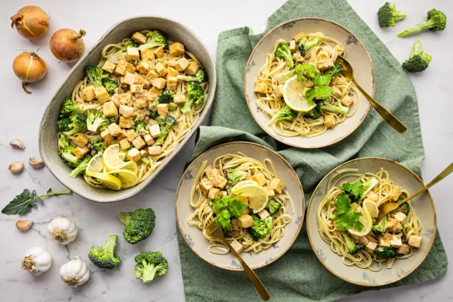 Täyteläinen pasta tofulla & parsakaalilla