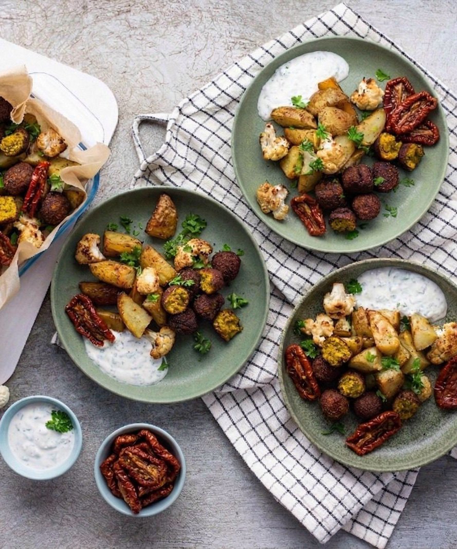 Křupavý falafel s pečenou zeleninou, sušenými rajčaty a česnekovým dipem