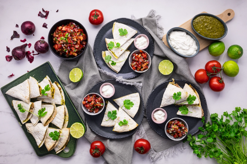 Rychlé quesadilly s tuňákem, pestem a zeleninovým salátem