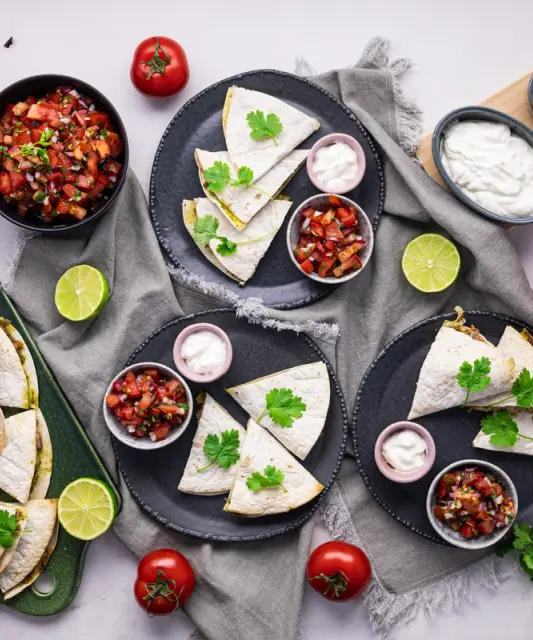 Quesadillat tonnikalalla & pestolla sekä pico de galloa