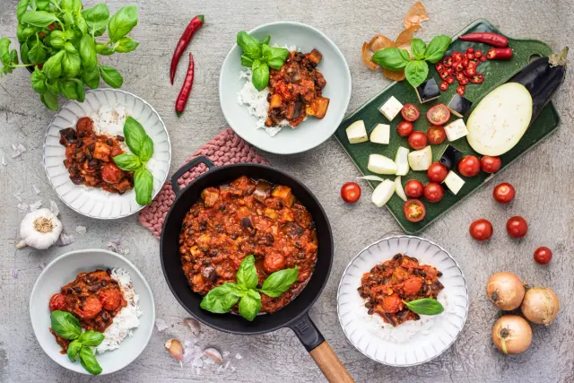 Mausteinen kasvisratatouille pavuilla & riisiä