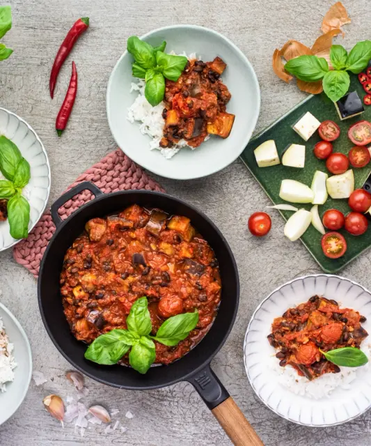 Mausteinen kasvisratatouille pavuilla & riisiä