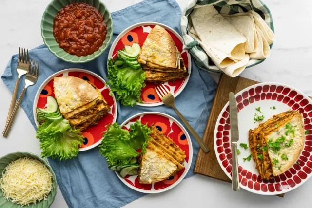 Tortillalasagne texmex-jauhelihakastikkeella & salaattia