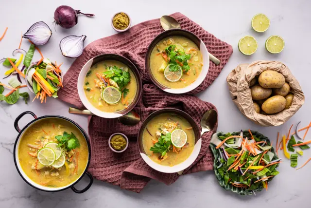 Kookoksinen keitto tofulla & vihreällä currytahnalla