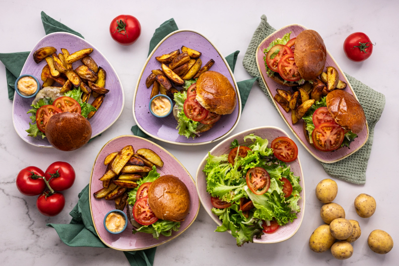 Helpot juustoburgerit & lohkoperunoita