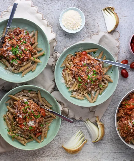 Tomatine tuunikala-bolognese pasta parmesaniga