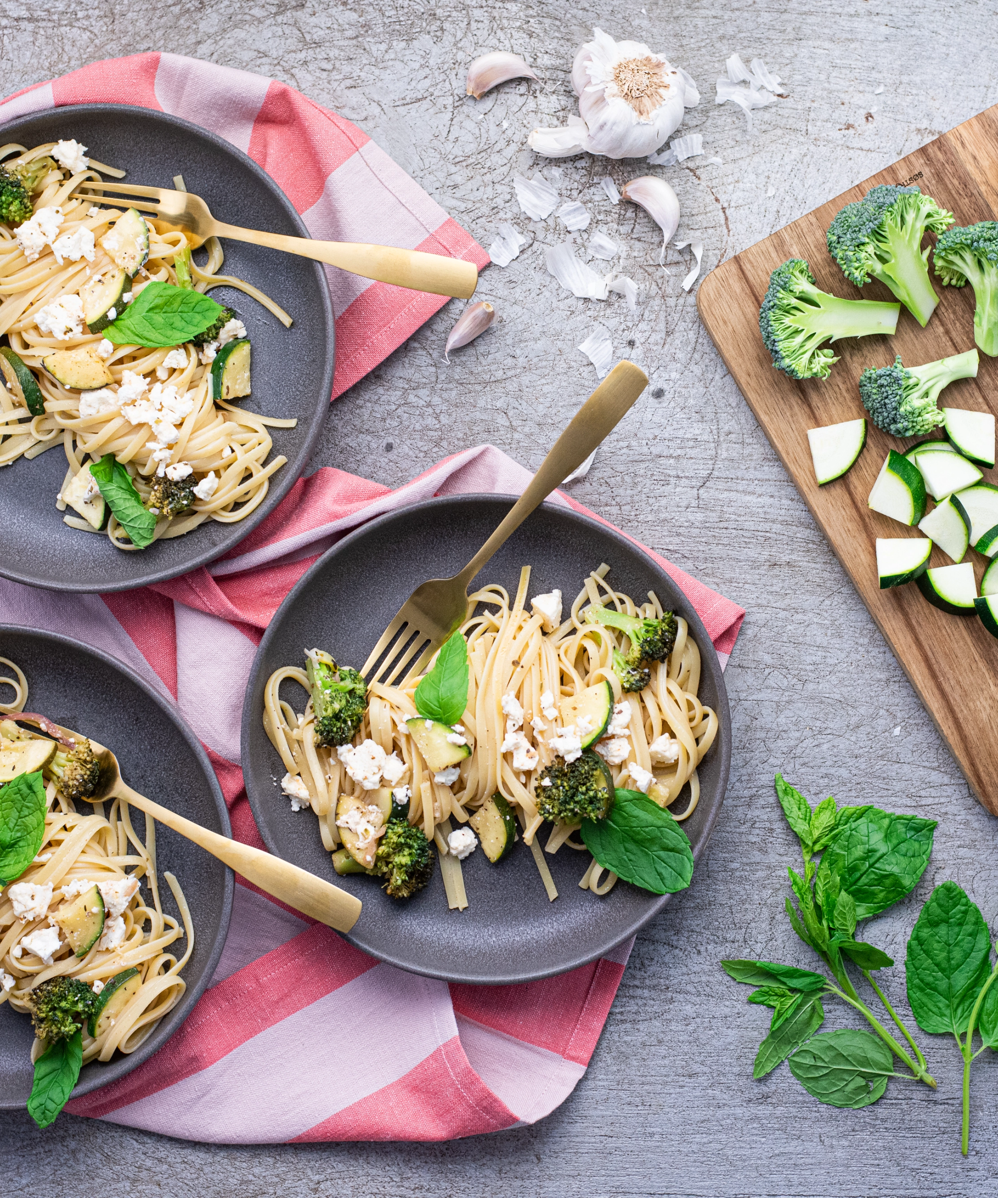 Pasta Primavera vihreillä kasviksilla & fetajuustolla