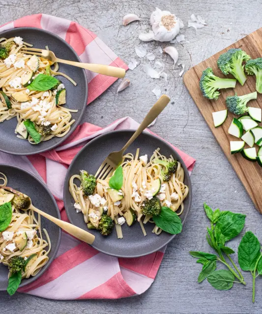 Pasta Primavera vihreillä kasviksilla & fetajuustolla
