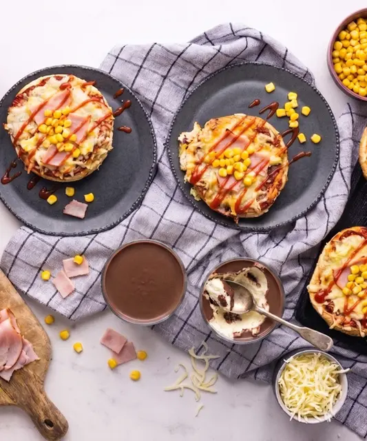 Quick Mini Pizzas with Farmhouse Ham, Cheese and Sweet Corn & Míša Desserts in Jar