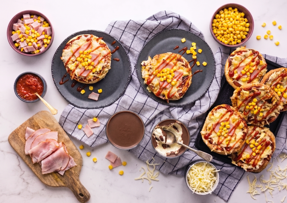 Rychlé mini pizzy s farmářskou šunkou, sýrem a kukuřicí & Míša dezert ve skleničce