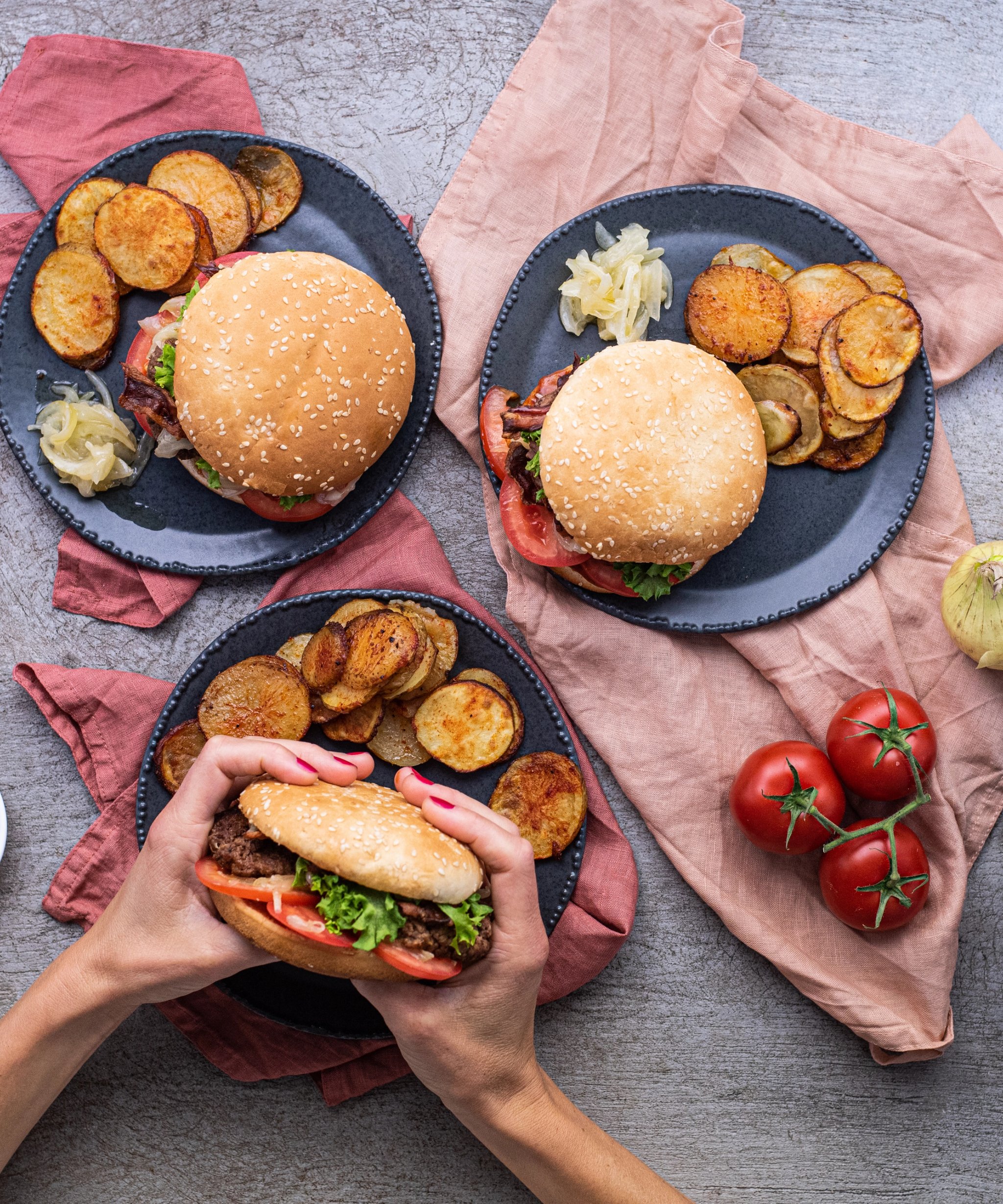 BBQ-kastikkeella maustetut pekoniburgerit & lanttiperunoita