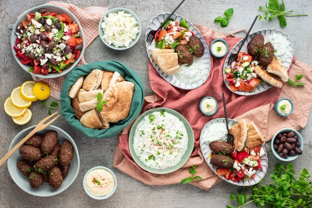 Paahdettuja karitsan kebakoita, tsatsikia & horiatiki-salaattia - kreikkalainen meze-lautanen