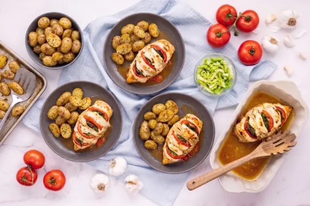 Kuracie prsia Caprese s mozzarellou, pečenými zemiakmi grenaille a šalátom