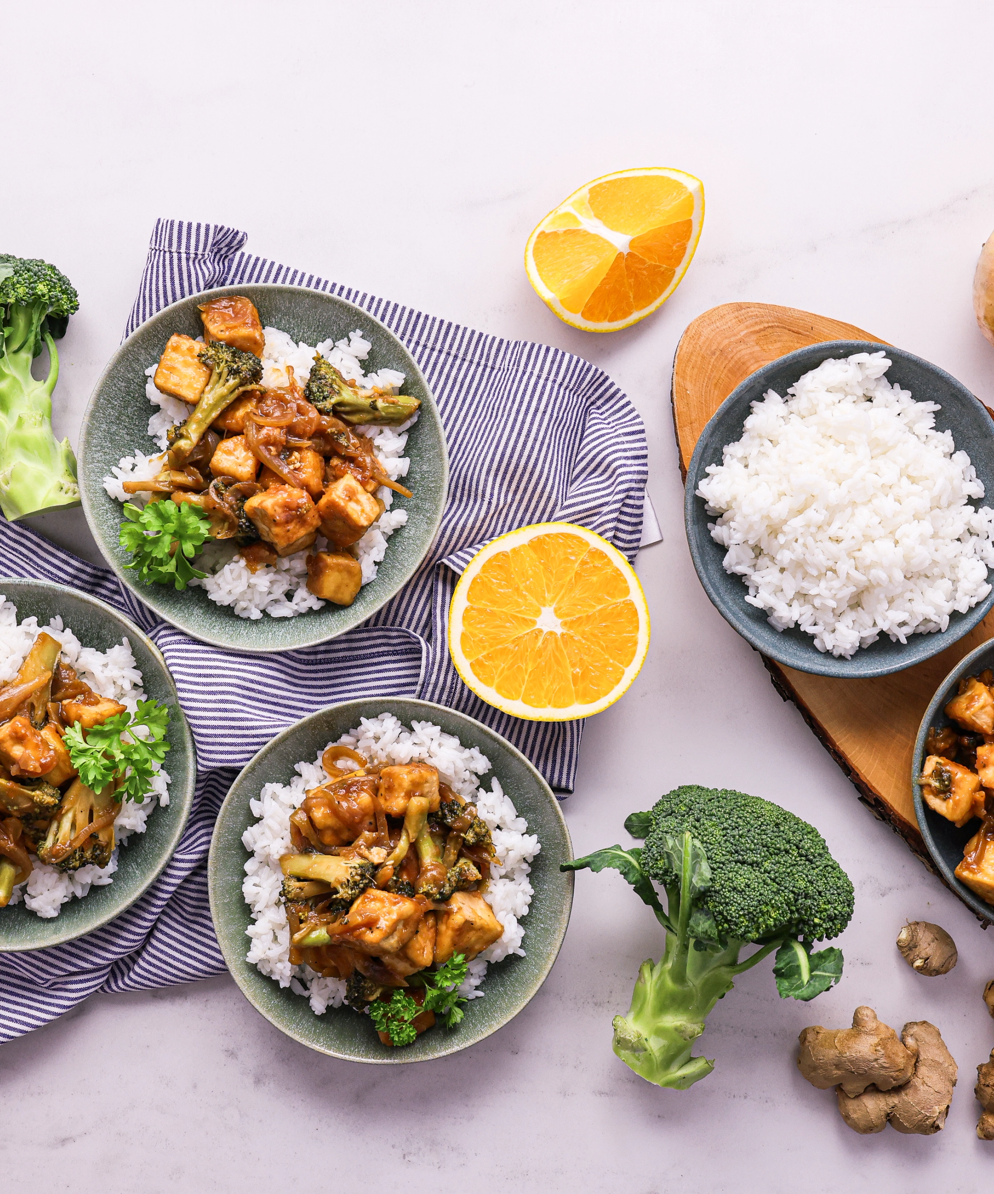 Tofu v karamelizované zázvorovo-pomerančové omáčce s brokolicí a rýží
