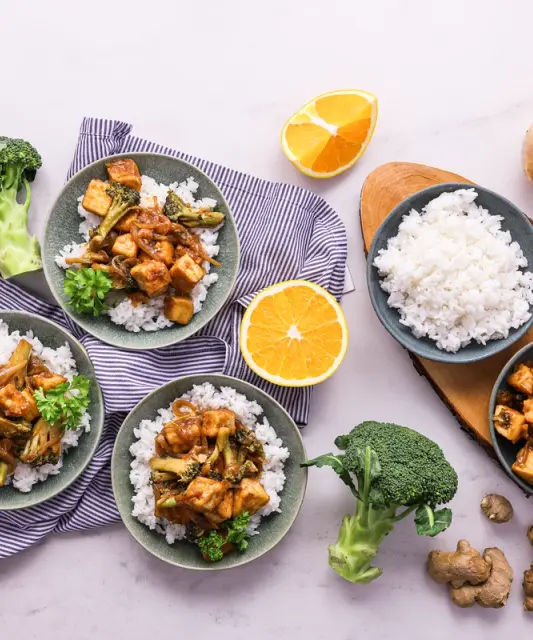 Tofu v karamelizované zázvorovo-pomerančové omáčce s brokolicí a rýží