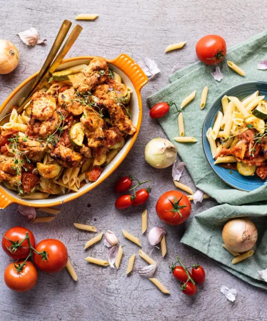 Italialaista pestolla kuorrutettua kanaa, kasviksia & pastaa