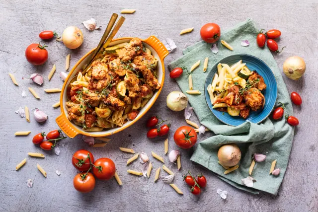 Italialaista pestolla kuorrutettua kanaa, kasviksia & pastaa