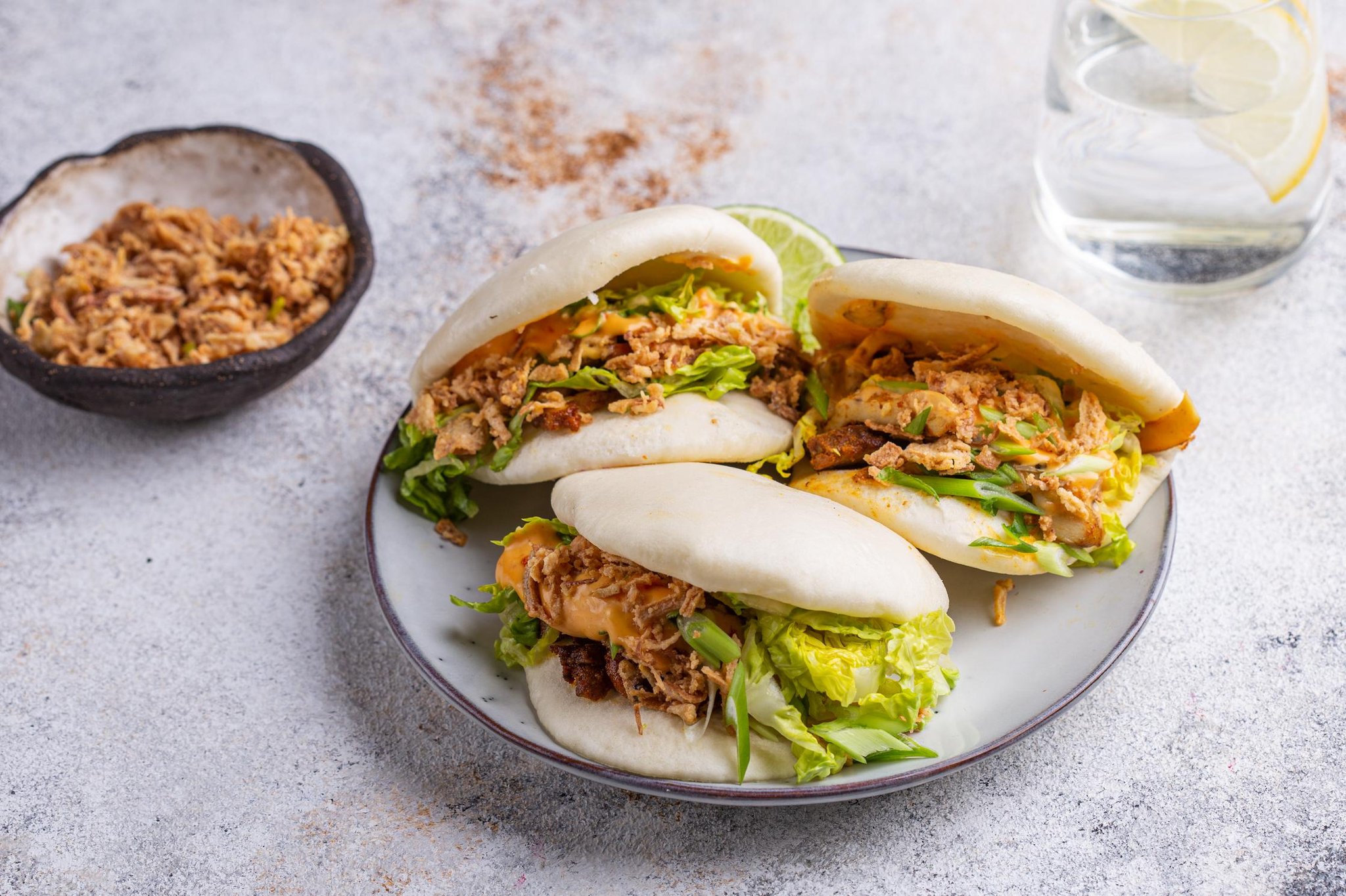 Baoburgerid kanakebabi ja karri-mangokastmega