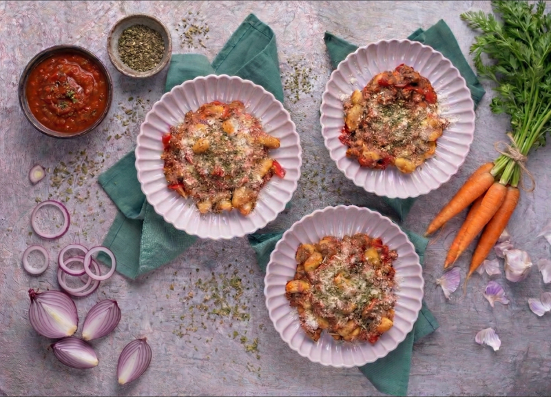Zapečené gnocchi s masovým ragú, zeleninou a sýrem