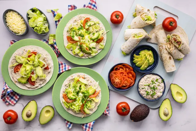 Tortillawrapit tonnikalalla, sweet chilimajoneesilla & avokadolla