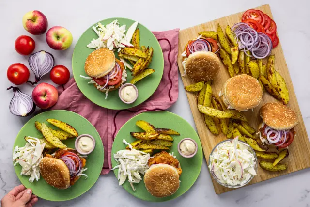Burgerit rapealla possulla & omenaisella coleslawlla
